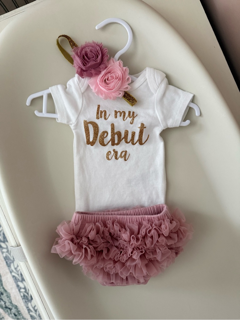 Taylor Swift newborn outfit